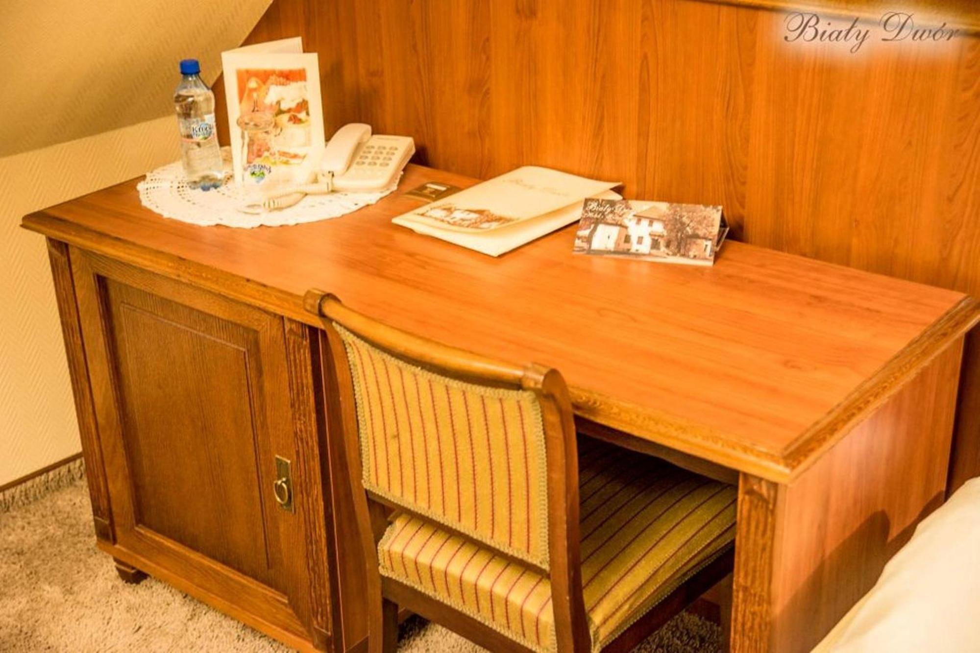 クフィジン Bialy Dwor Bed & Breakfast エクステリア 写真