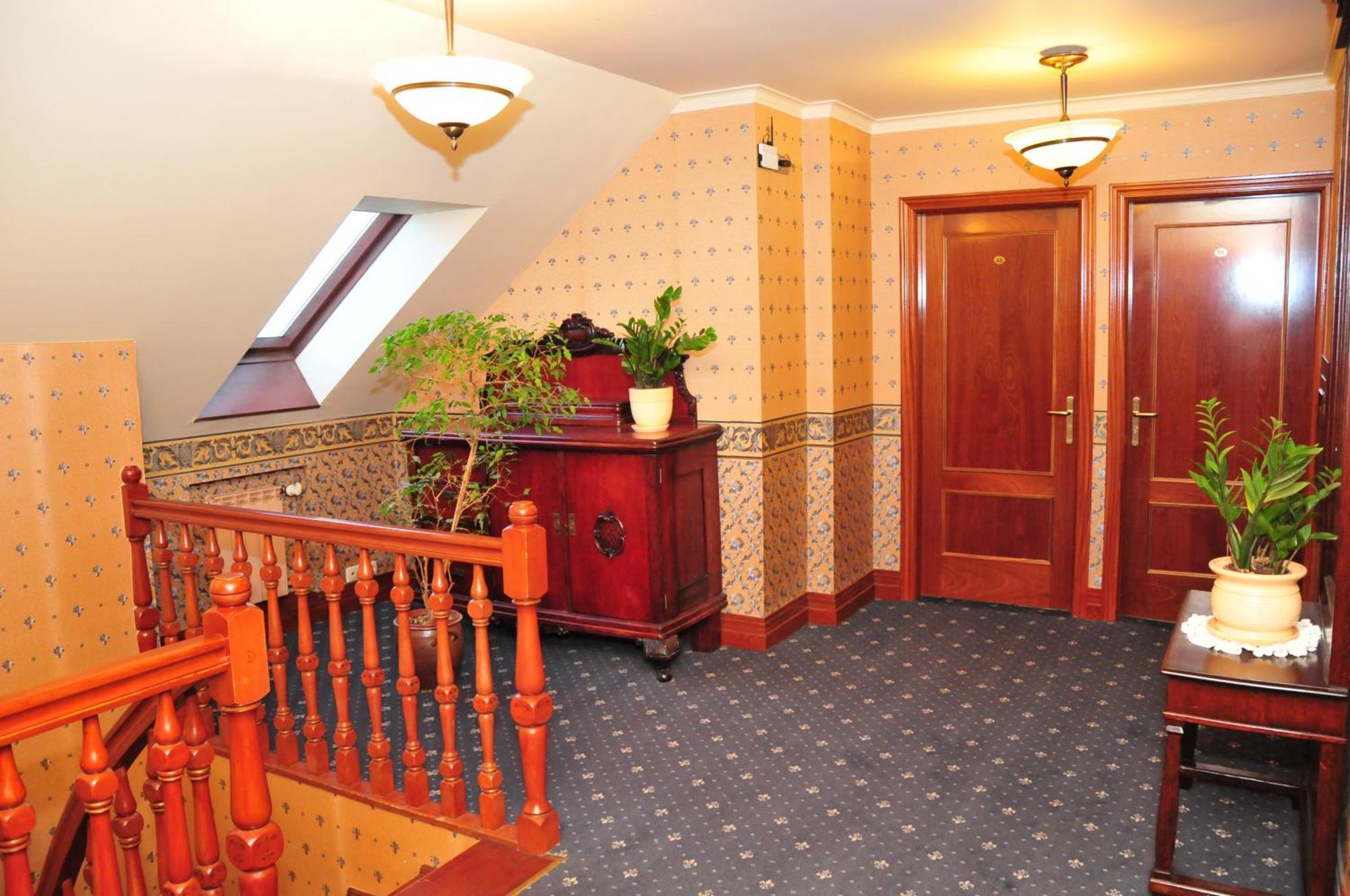クフィジン Bialy Dwor Bed & Breakfast エクステリア 写真