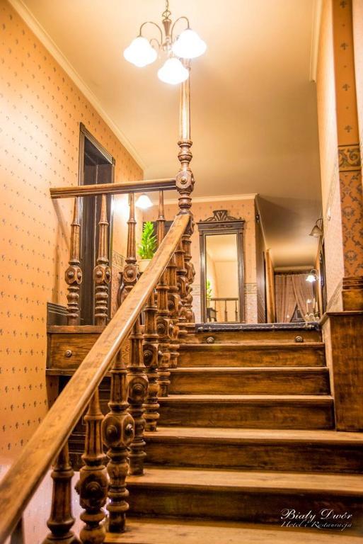 クフィジン Bialy Dwor Bed & Breakfast エクステリア 写真