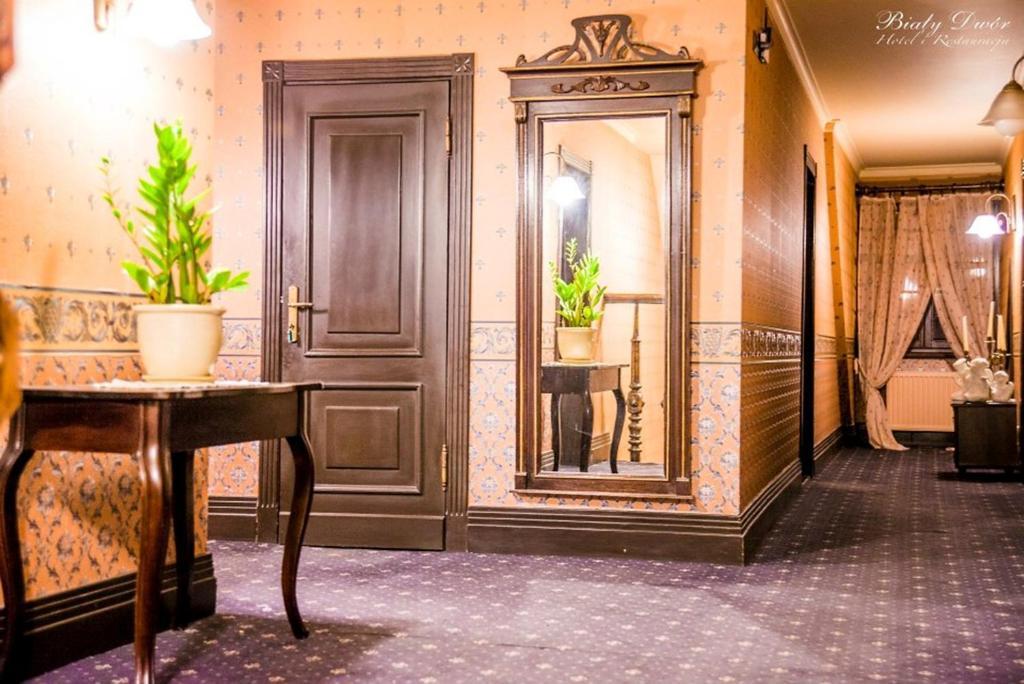 クフィジン Bialy Dwor Bed & Breakfast エクステリア 写真