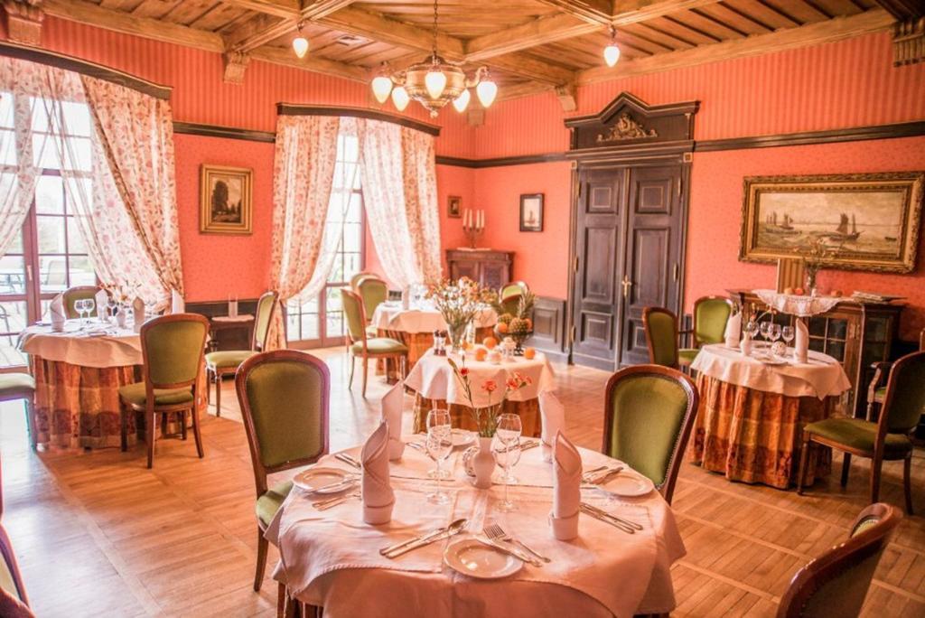 クフィジン Bialy Dwor Bed & Breakfast エクステリア 写真