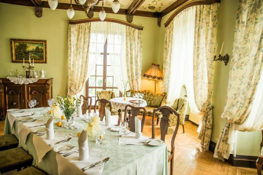 クフィジン Bialy Dwor Bed & Breakfast エクステリア 写真